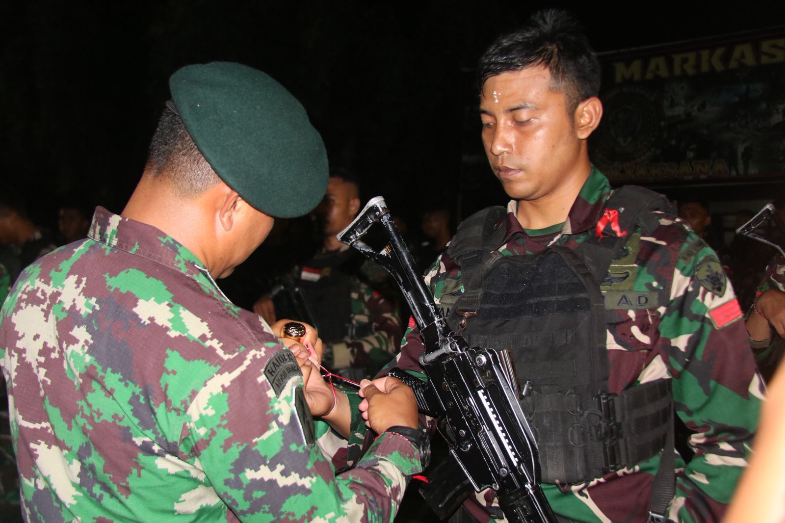 PASANG GELANG: Komandan Yonif Raider 900/SBW, Letkol Inf Ari Murwanto (kiri) memasangkan gelang tridatu kepada prajurit yang ditugaskan di Papua.