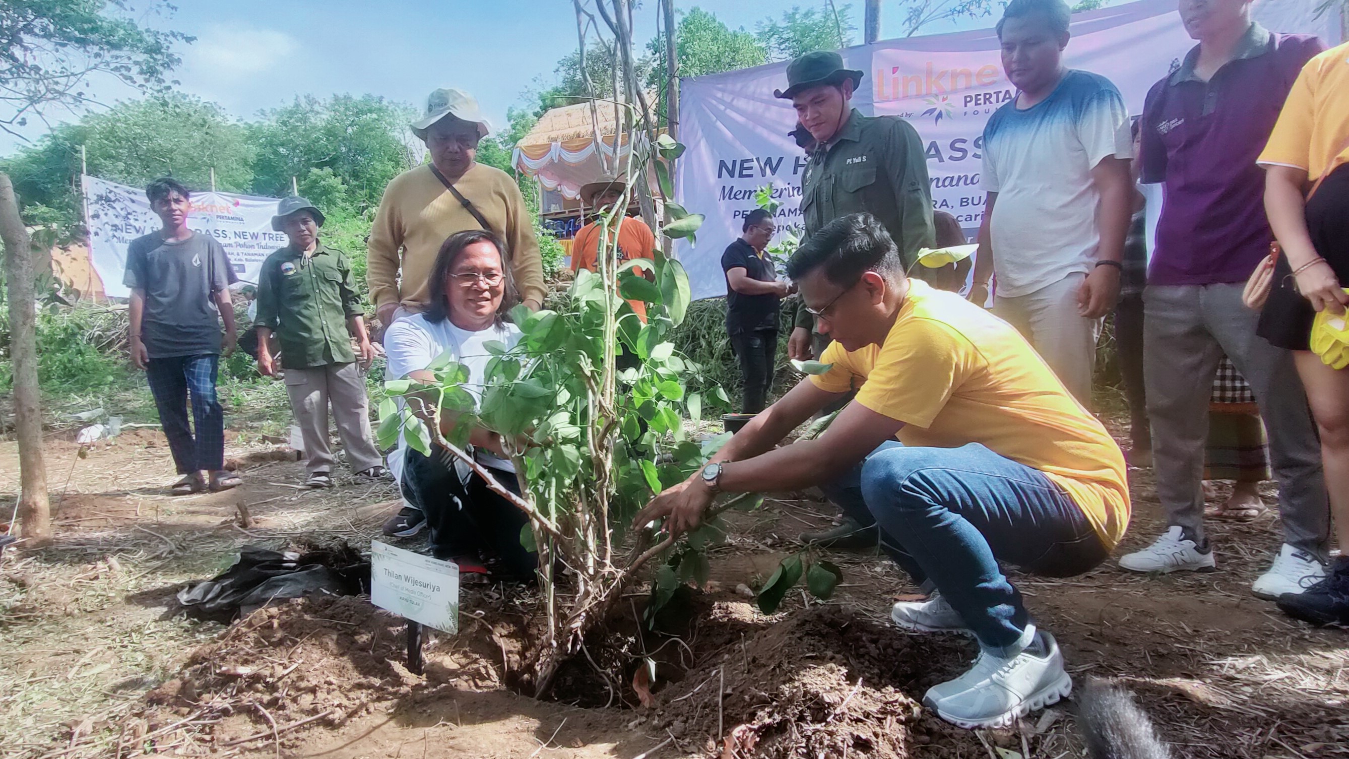 TANAM POHON: Aksi penanaman pohon langka jenis kayu tulak yang ditanam di wilayah Desa Dencarik, Kabupaten Buleleng.