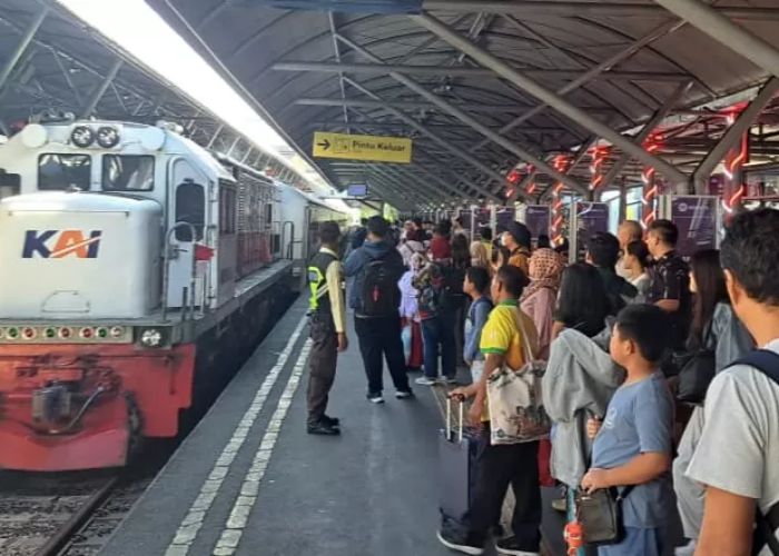Suasana antrean penumpang di peron stasiun jelang keberangkatan kereta.