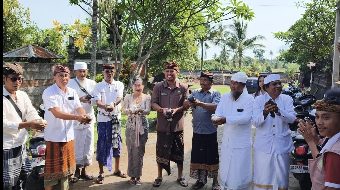 LEPAS BURUNG: Pelepasan burung dara di areal Pura Desa Adat Sambangan, menandai penutupan KKN mahasiswa IAHN Mpu Kuturan.