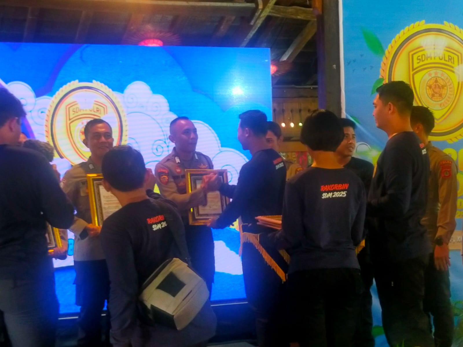 RAIH PENGHARGAAN: Bripka Gede Deny Agus Gunawan mendapat penghargaan dari Polda Bali atas dedikasinya melatih pemuda Buleleng lolos sekolah kedinasan.