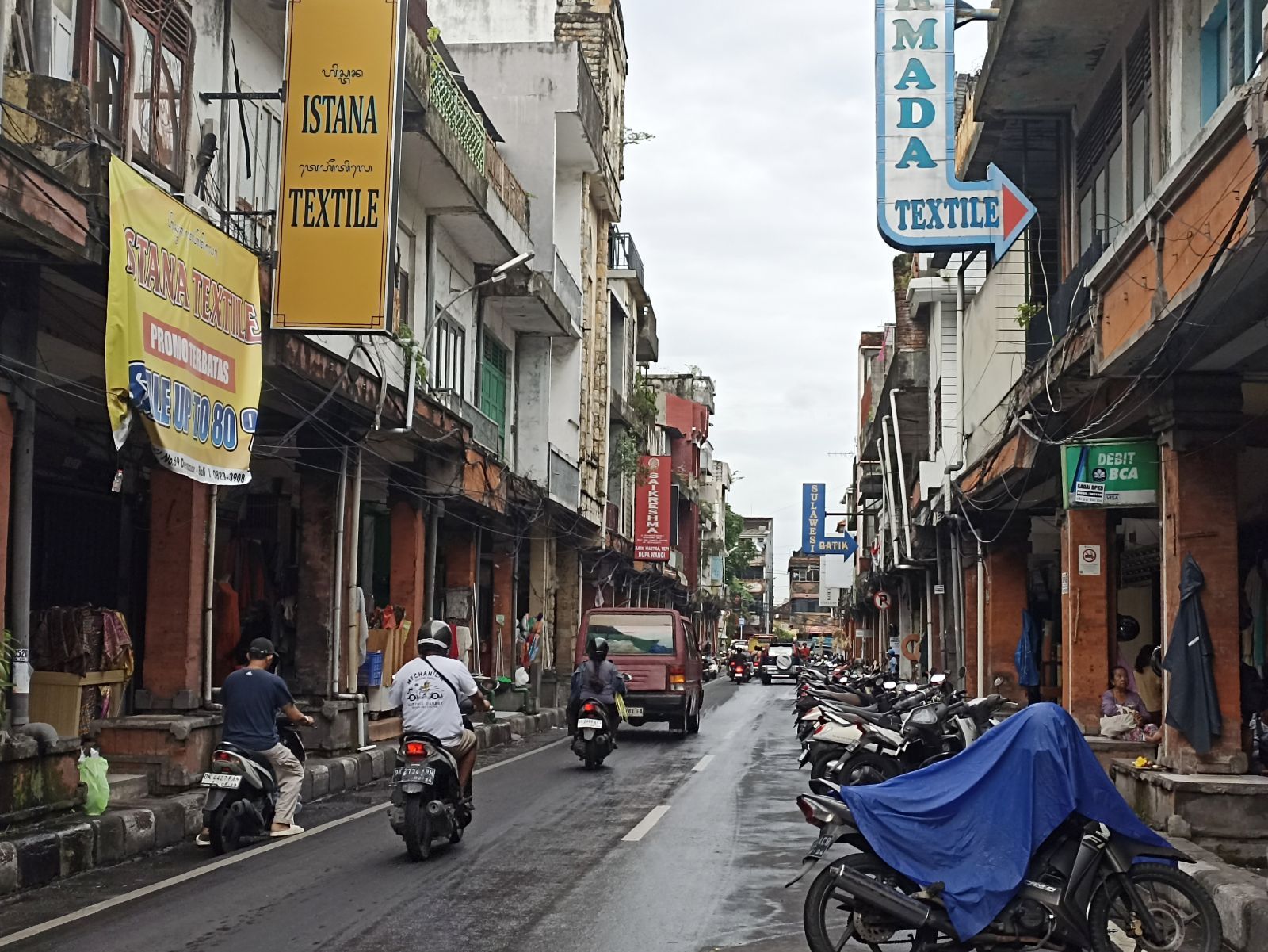 DIBONGKAR: Deretan toko di bantaran Tukad Badung, Denpasar. Toko-toko tersebut akan dibongkar karena melanggar sempadan sungai.