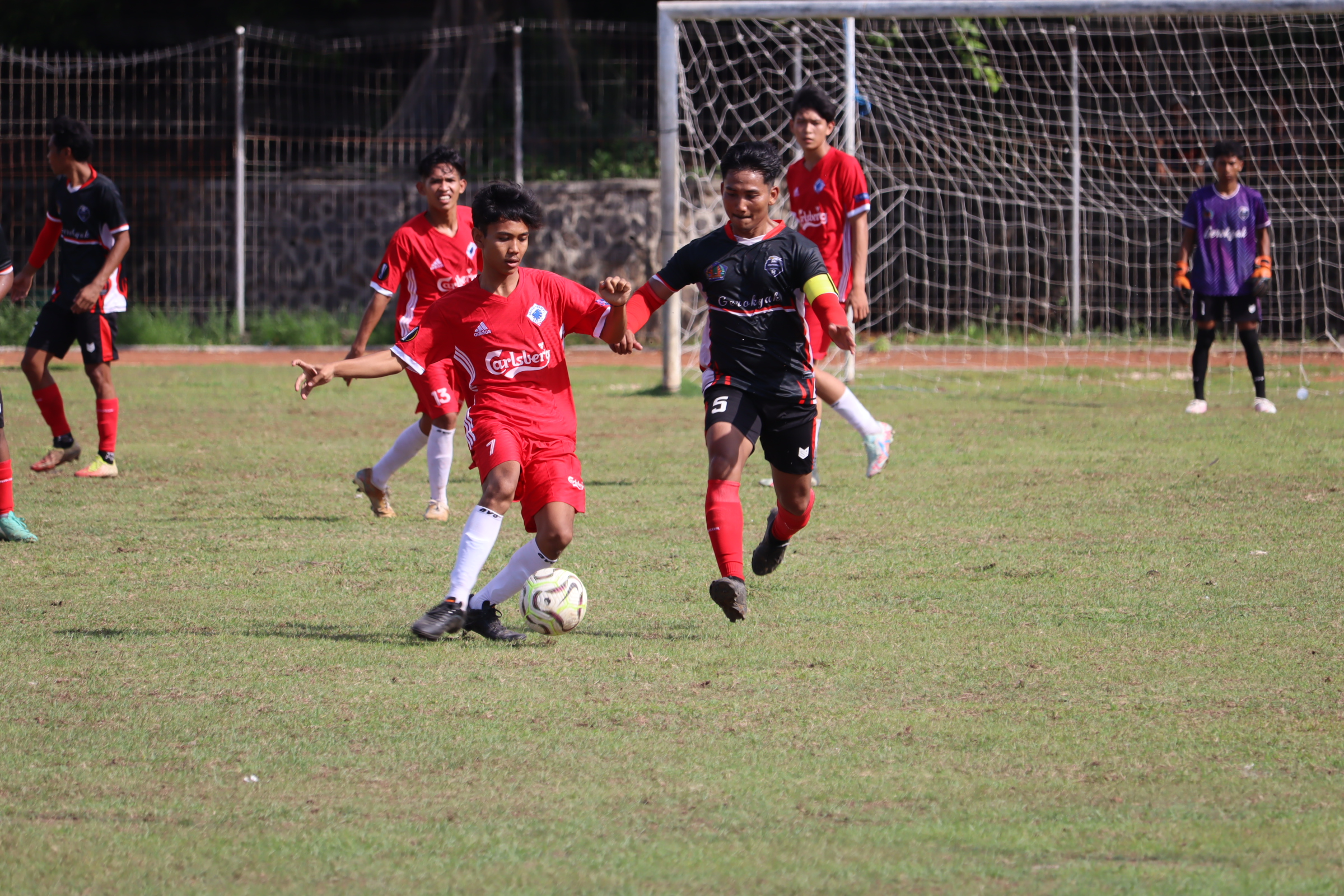 MENANG BESAR: Pemain Persega Gerokgak (hitam) berhadapan dengan Dream Team Seririt pada kompetisi Liga 3 PSSI Buleleng, Jumat (28/11/2025).