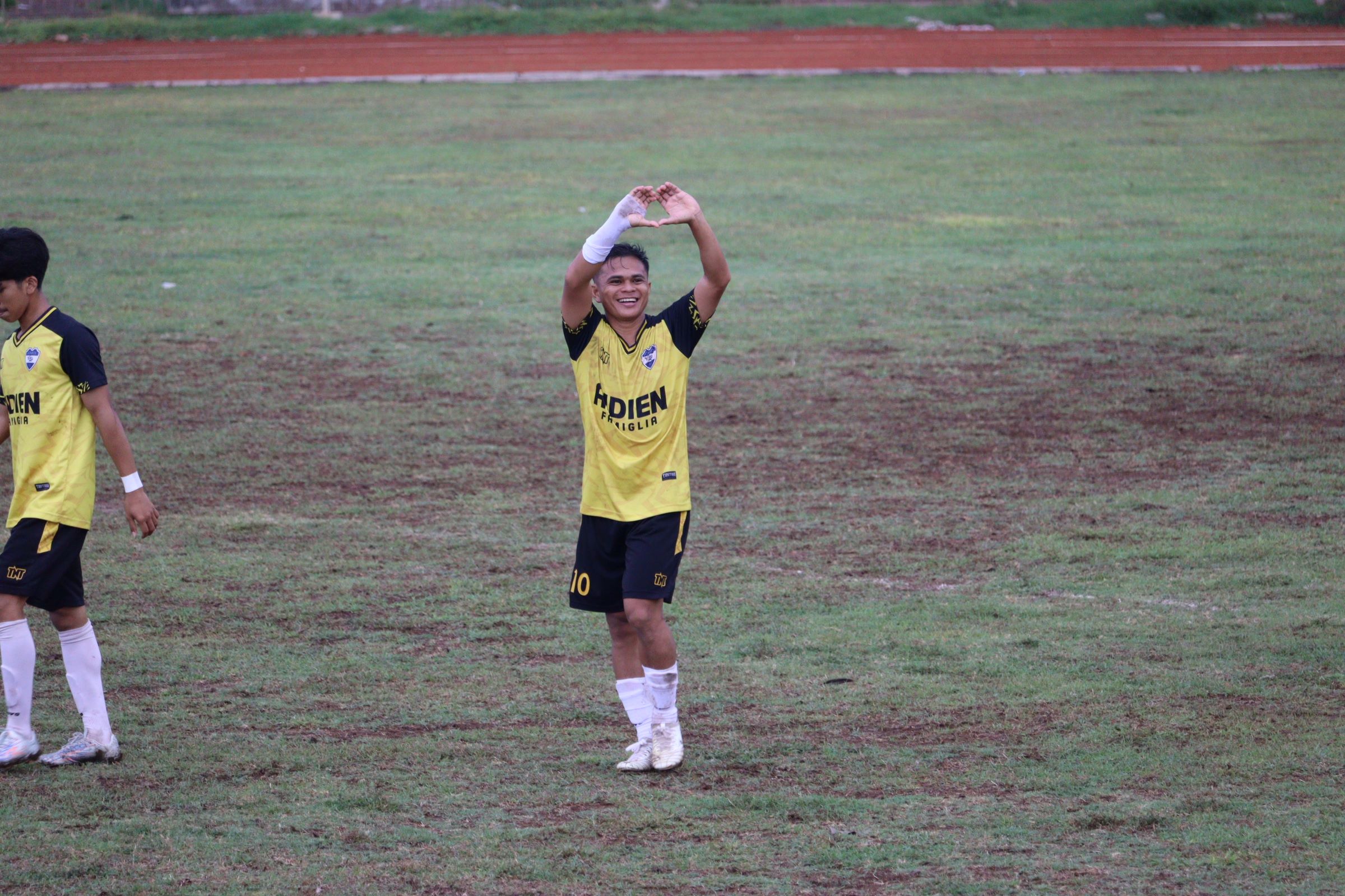 SELEBRASI: Pemain Gondol FC, Erwin, melakukan selebrasi setelah mencetak 4 gol berturut-turut dalam kompetisi Liga 3 PSSI Buleleng, Jumat (28/11/2025).