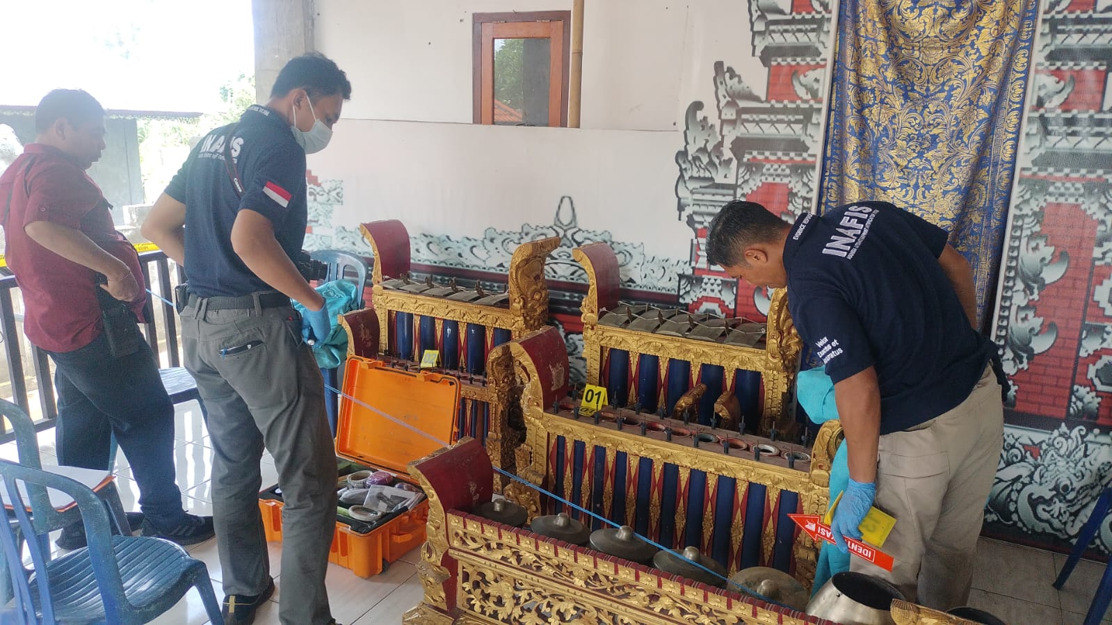 OLAH TKP: Aparat kepolisian melakukan olah TKP di Balai Desa Adat Padangkeling. Puluhan bilah  gong milik desa adat hilang digondol maling.