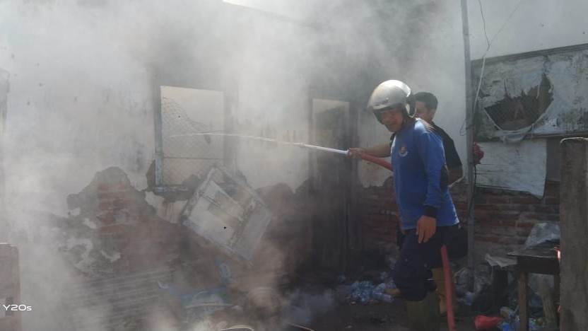 MELEDAK: Pasukan Dinas Pemadam Kebakaran Buleleng memadamkan api yang melalap dapur warga di Kelurahan Astina, Buleleng. Akibat kebakaran itu seorang warga mengalami luka bakar serius.