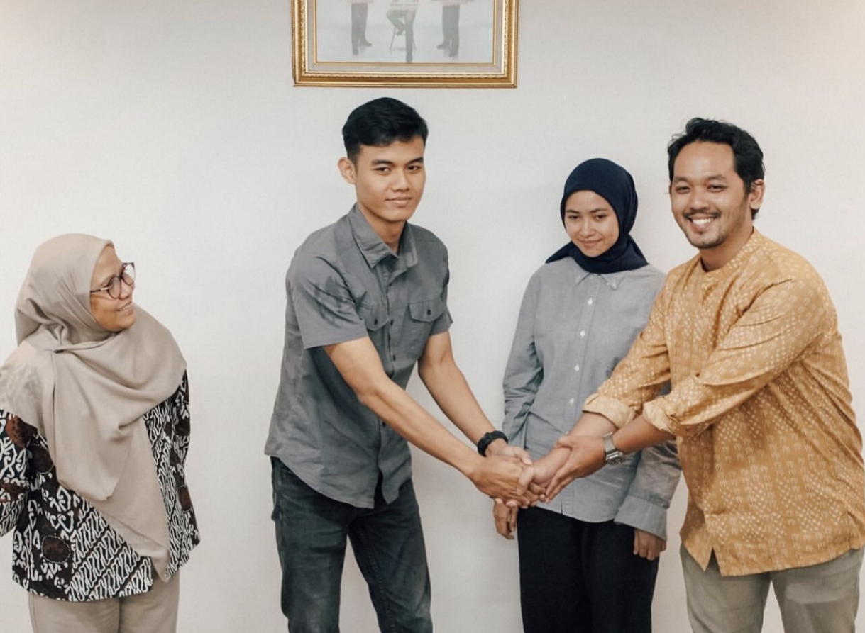 KAI Commuter dan KAI Wisata melakukan proses mediasi antara petugas passenger service rangkasbitung dengan penumpang Commuter line (Anita Dewi).