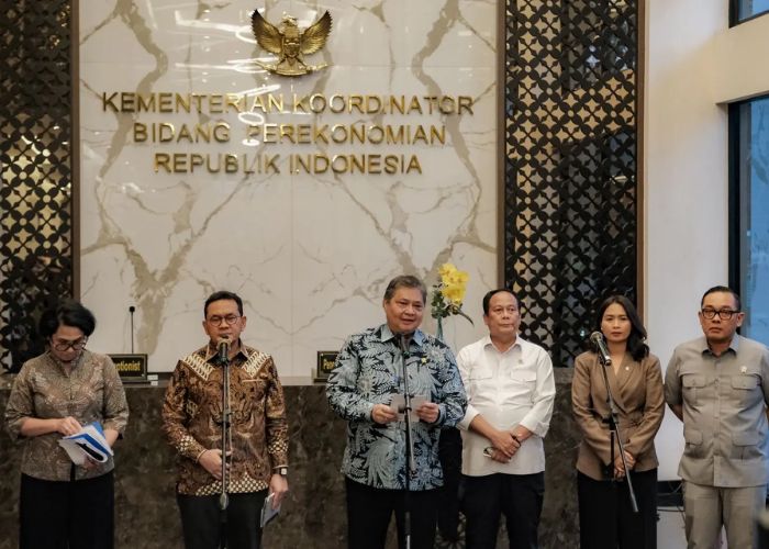 Para pejabat pemerintah kementerian pariwisata memberikan keterangan di Kantor Kemenko Perekonomian, Jakarta.