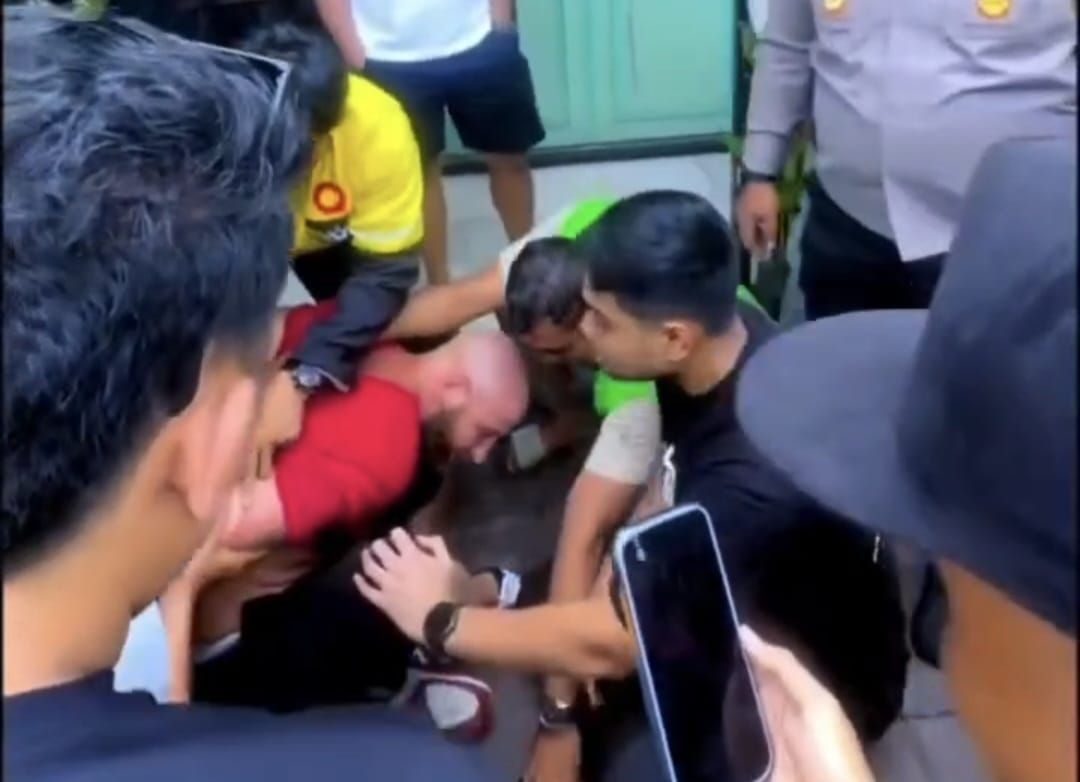 DRAMATIS: Polisi menangkap seorang WNA Prancis (baju merah) yang diduga bandar narkoba kelas kakap di Bali.