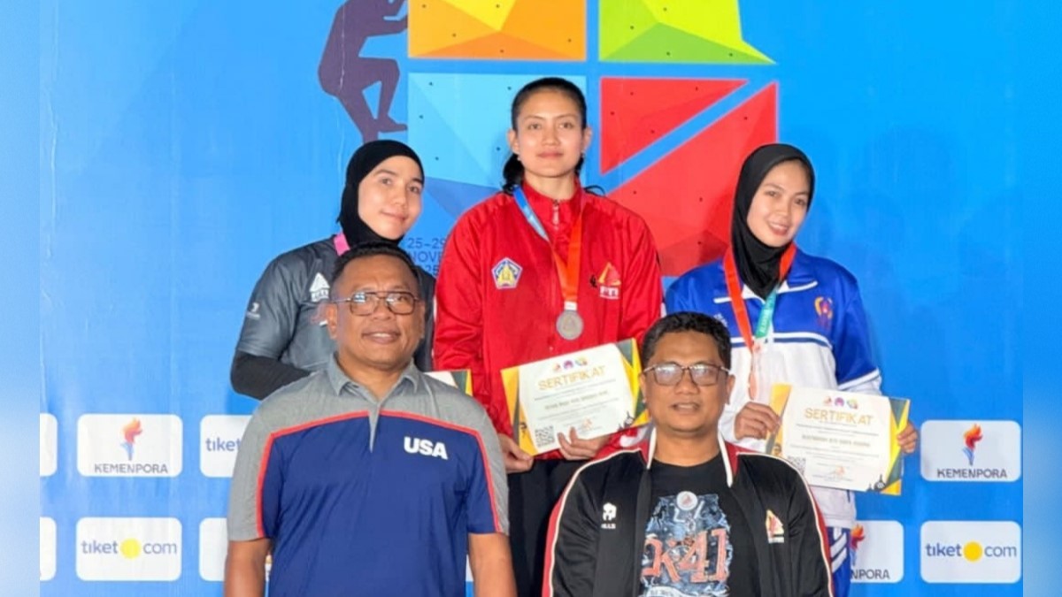 RAIH EMAS: Atlet panjat tebing asal Buleleng, Desak Made Rita Kusuma Dewi (jaket merah), berhasil meraih medali pada ajang Kejurnas Panjat Tebing di Semarang.