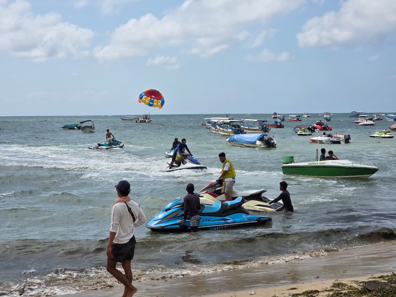MASIH DIMINATI: Aktivitas water sport di Pantai Tanjung Benoa.