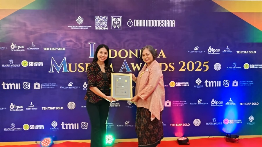 RAIH NOMINASI: Kepala UPT Museum Lontar Gedong Kirtya, Dewa Ayu Putu Susilawati (kanan) saat menerima nominasi dalam ajang Indonesia Museum Awards 2025.
