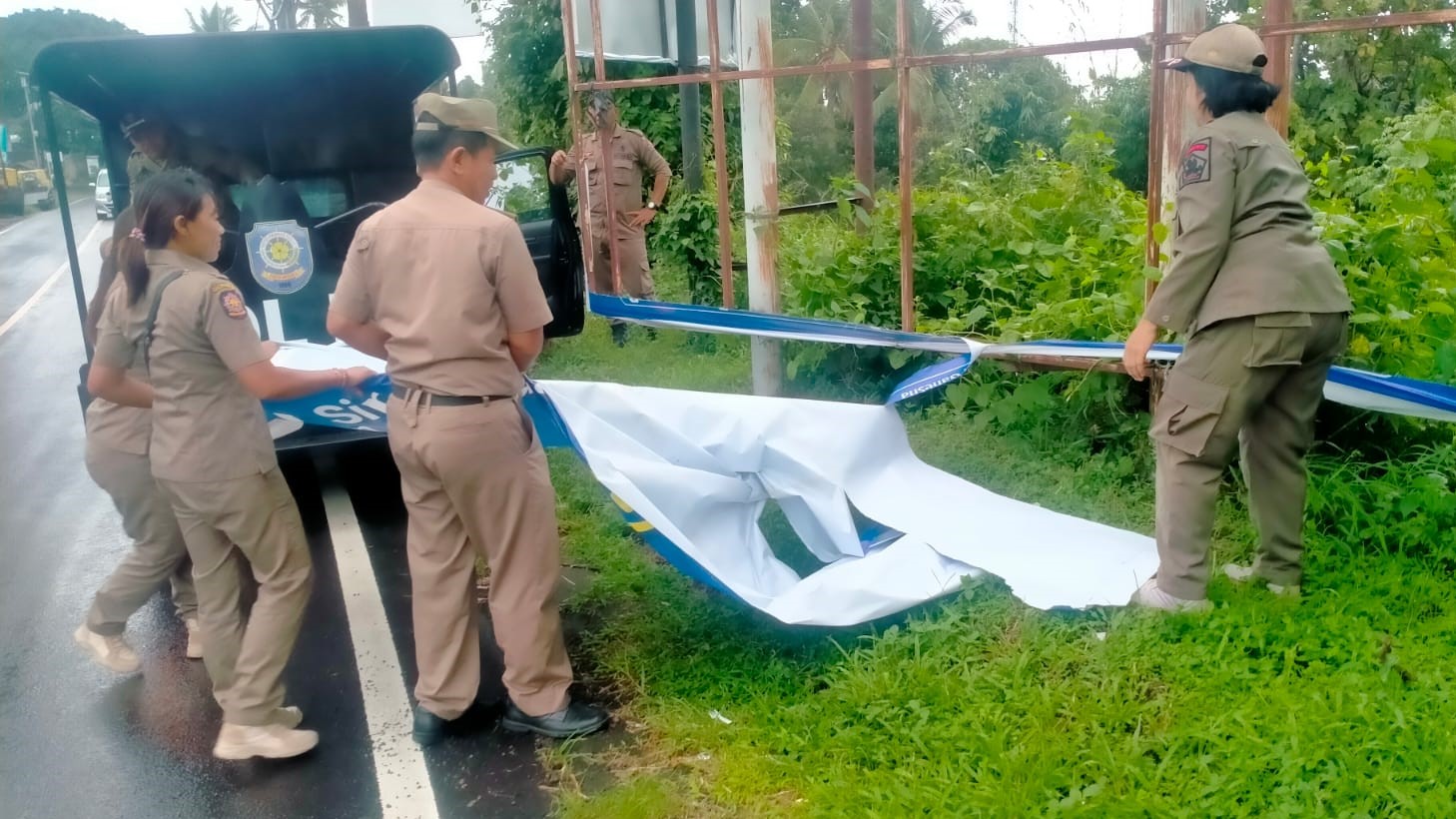 TERTIBKAN BALIHO: Pol PP Buleleng menertibkan baliho yang melanggar di kawasan Kelurahan Sukasada, Buleleng.