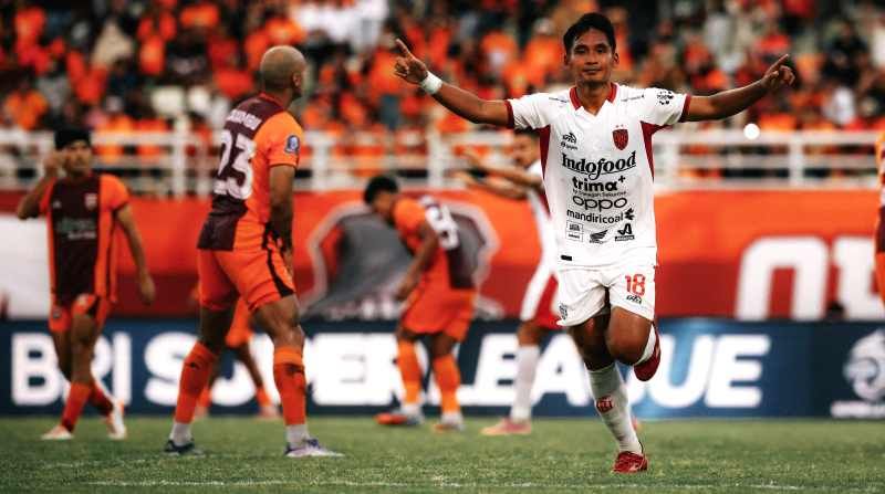 AKHIRNYA MENANG: Gelandang Bali United, Kadek Agung Widnyana Putra melakukan selebrasi usai membobol gawang Borneo FC dalam kompetisi BRI Super League, Minggu (1/12/2025).