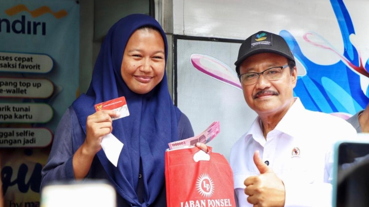 Ilustrasi Penyerahan Bansos.
