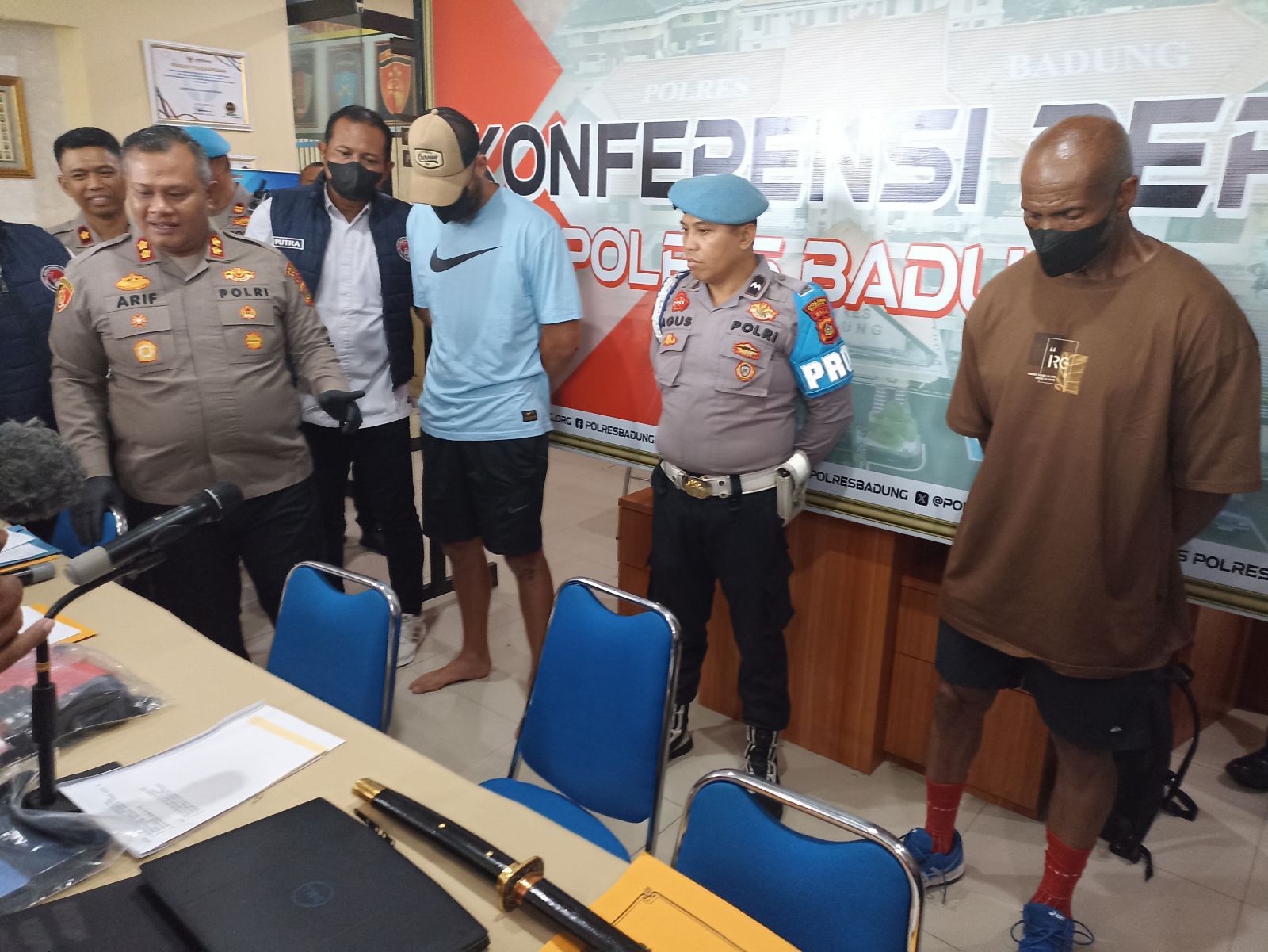 PENGEDAR NARKOBA: Aparat kepolisian Polres Badung saat melakukan pers rilis kasus peredaran narkoba yang melibatkan WNA asal Prancis dan Amerika Serikat.