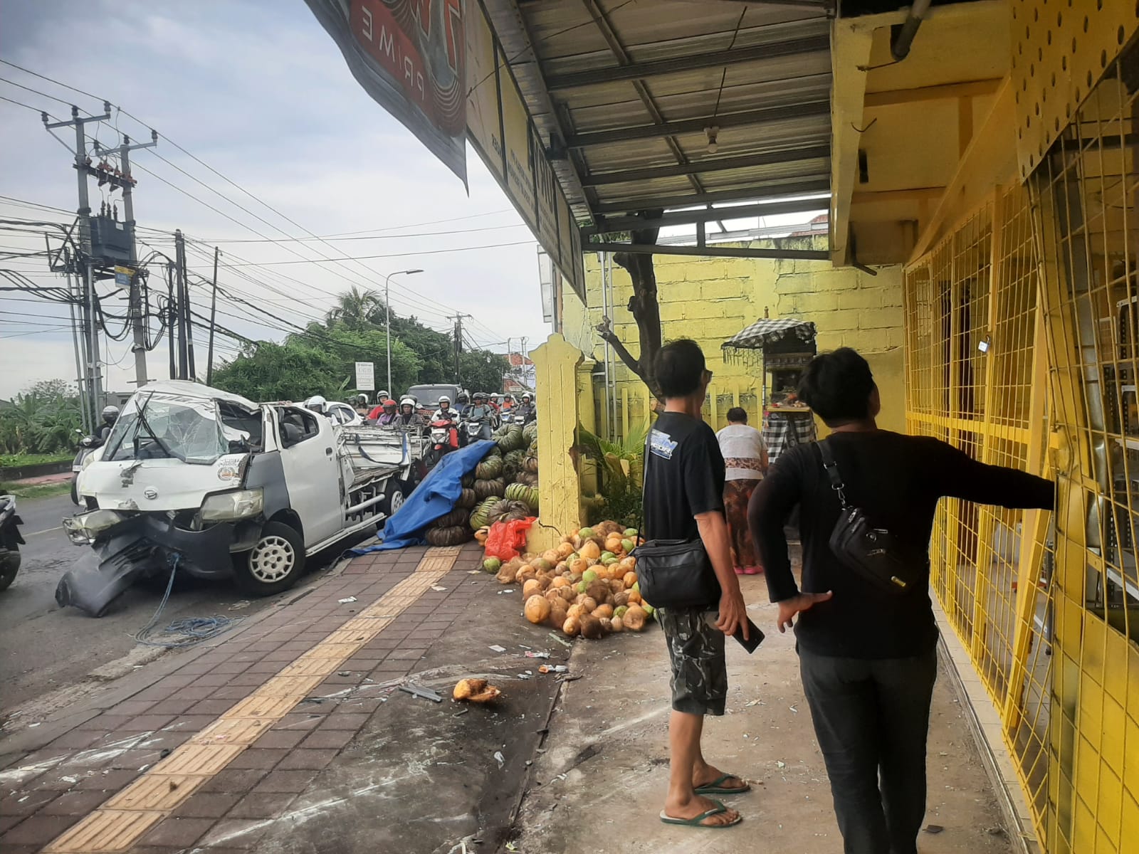 RINGSEK: Mobil pick up yang terlibat kecelakaan di simpang Pantai Penimbangan, Buleleng, pada Selasa (2/12/2025).