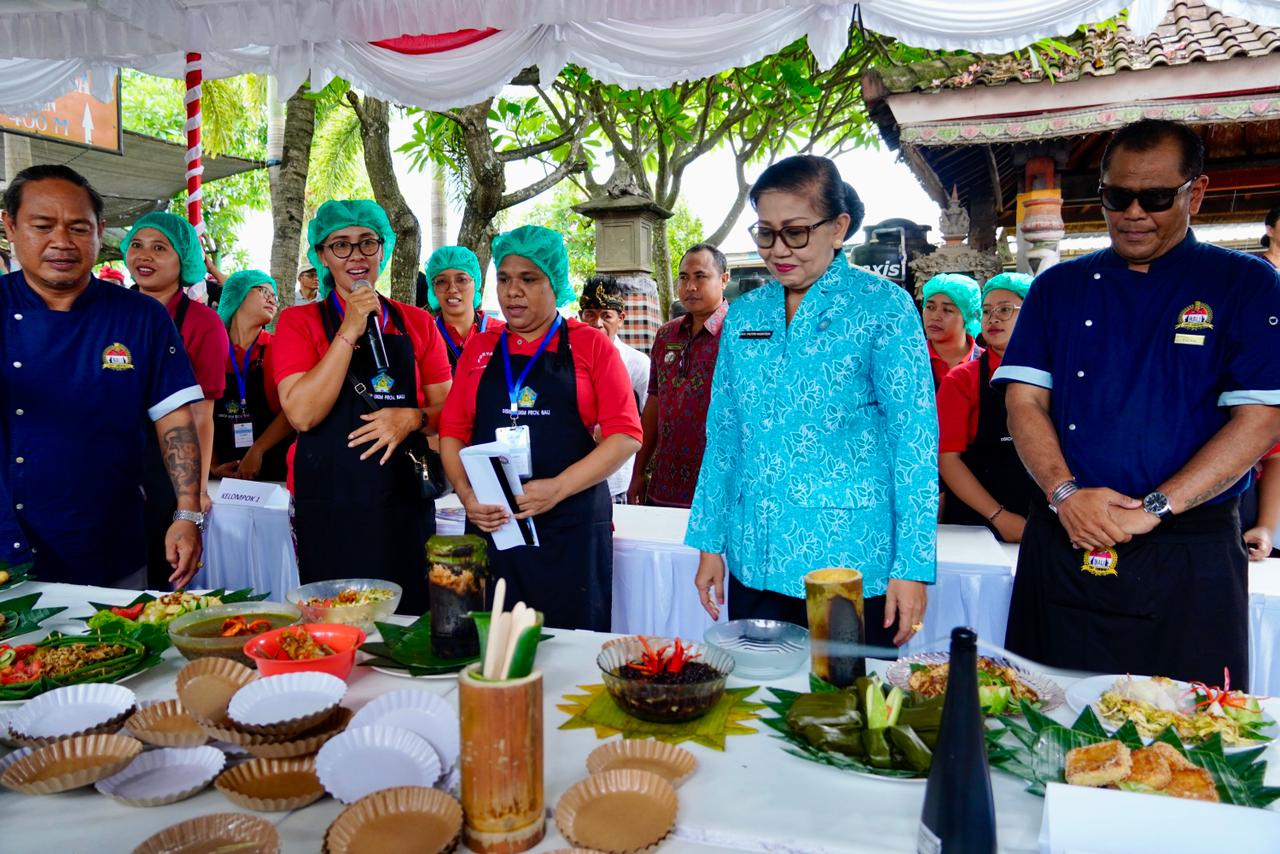 LIHAT MENU KULINER: Ketua Tim Penggerak PKK Bali, Putri Suastini Koster (dua dari kanan) melihat menu kuliner non beras yang dipamerkan di Desa Petandakan, Buleleng.
