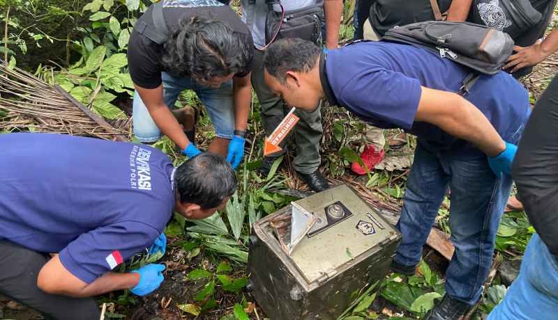 OLAH TKP: Aparat kepolisian melakukan olah  TKP penemuan brankas yang diduga milik LPD Yeh Poh Karangasem.