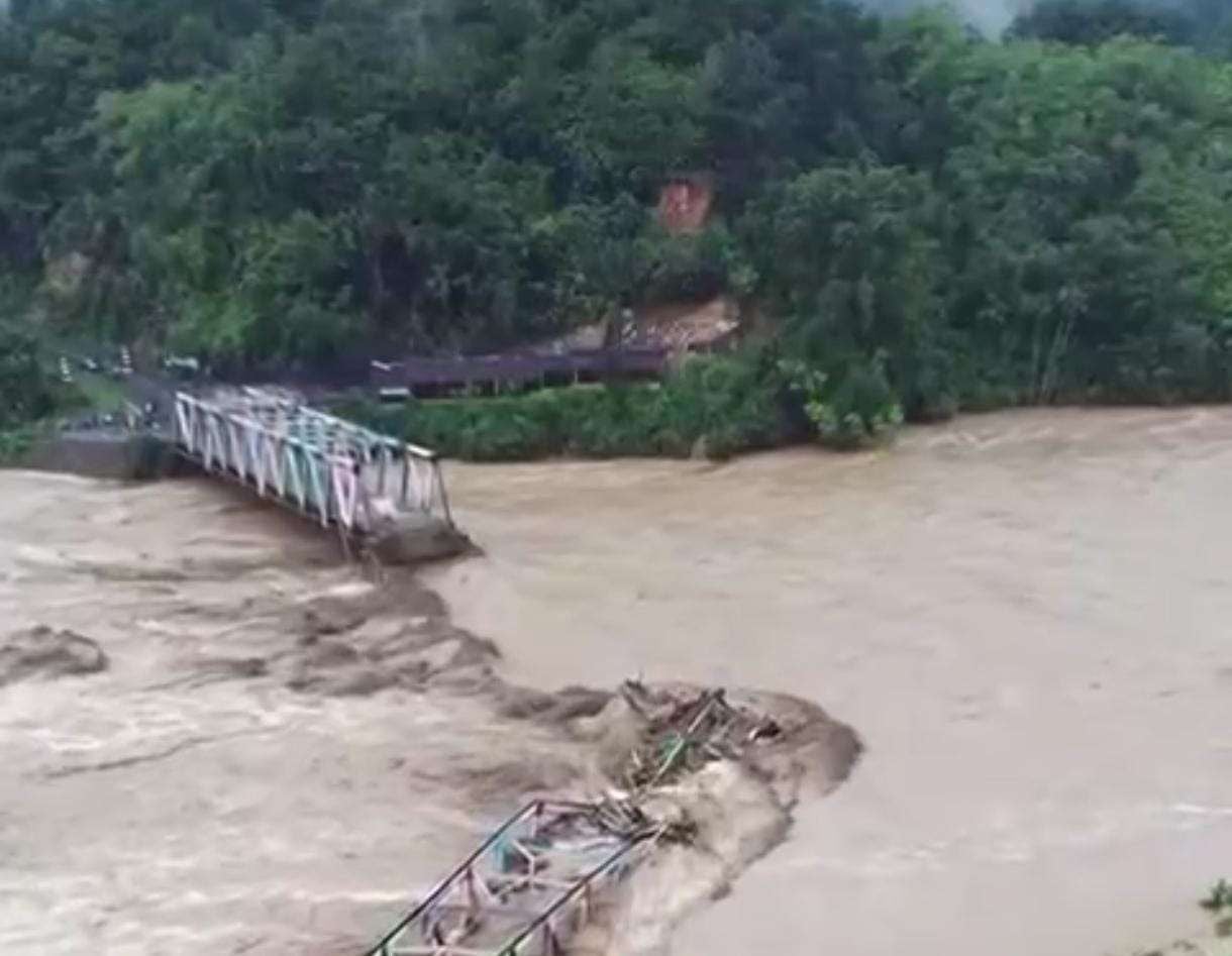 Jembatan hancur di Provinsi Aceh akibat di terjang banjir bandang.
