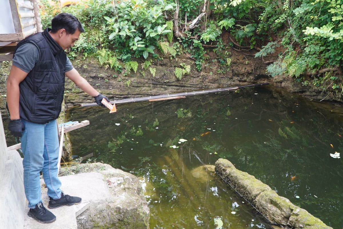 OLAH TKP: Seorang bocah berusia tiga tahun di Desa Pakuran ditemukan meninggal dunia setelah tenggelam di kolam penampungan air, Senin (1/12/2025) siang.