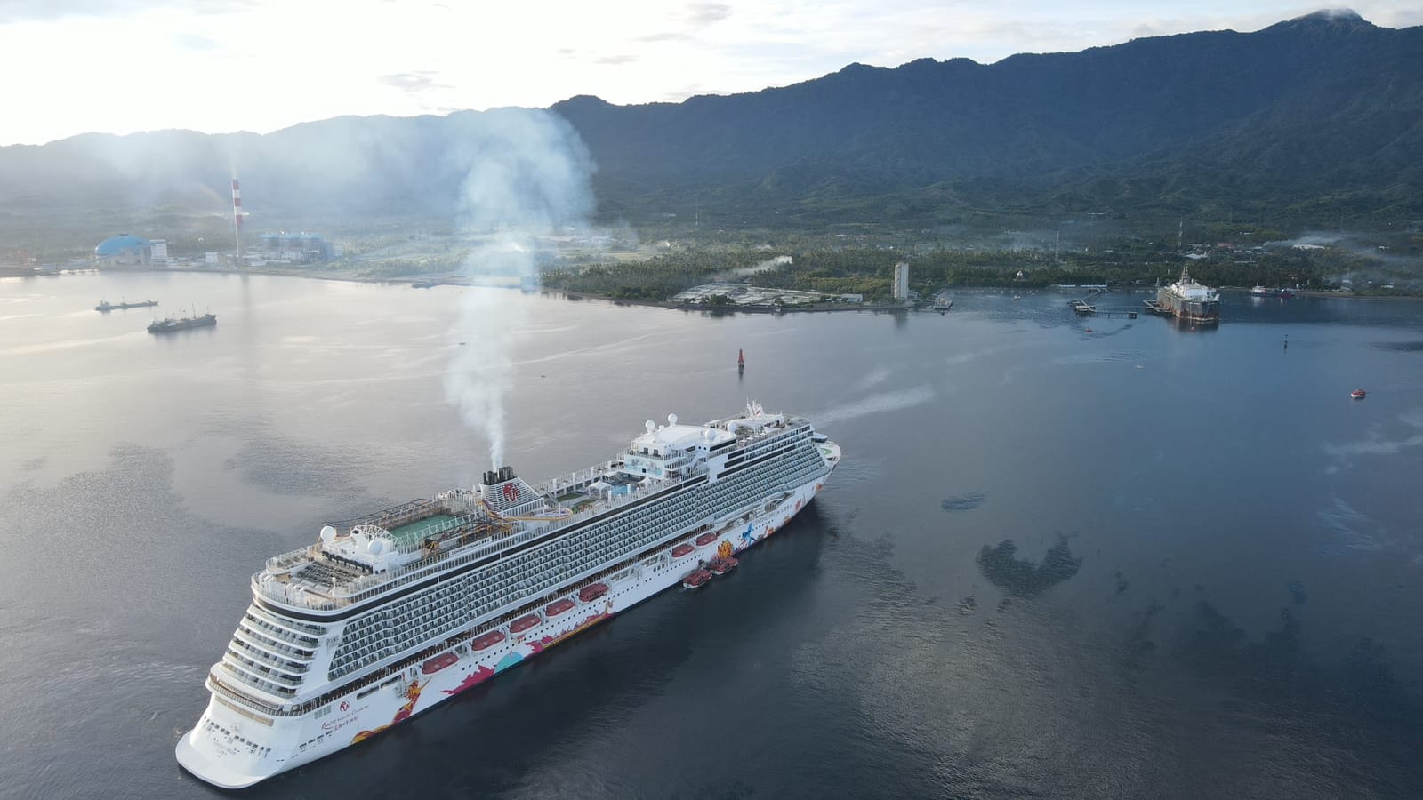 BERLABUH: Kapal pesiar Genting Dream saat berlabuh di Pelabuhan Celukan Bawang.