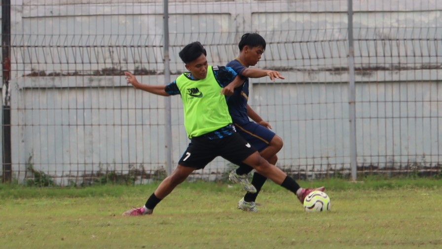 REBUT BOLA: Pemain Tunas Harapan Pengastulan (hiaju) merebut bola dari pemain Gapura Mas Sanggalangit (biru) pada pertandingan di Stadion Mayor Metra, Rabu (3/12/2025).