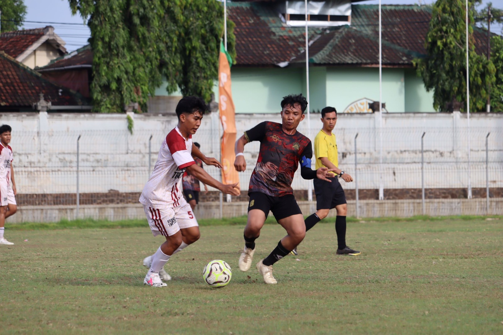 JAGA TEMPO: Pemain Teja Harum Tejakula (putih) mengawal bola dari pemain Persada United Sukasada (merah) dalam pertandingan,  Rabu (3/12/2025).