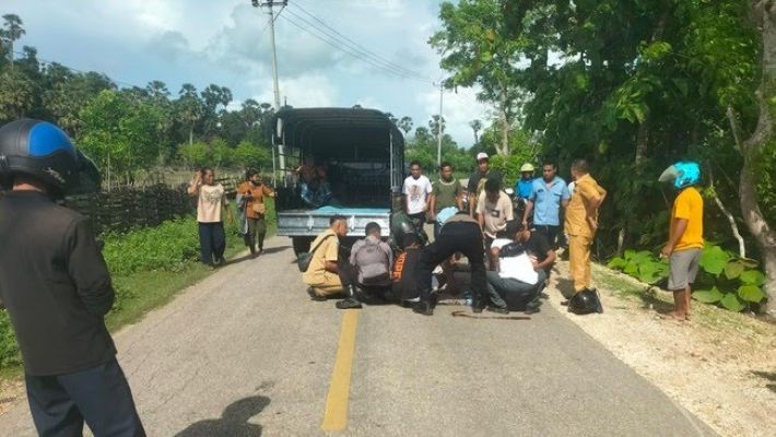 EVAKUASI: Polisi dan warga sedang mengevakuasi Aipda Eliasar Beten, 46 di lingkungan Namodale, Rote Ndao, NTT, Senin (1/12/2025).