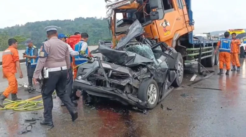 ​Salah satu kendaraan yang ringsek parah akibat tertabrak oleh truk fuso yang mengalami rem blong di Tol Cipularang KM 112 Jalur B.