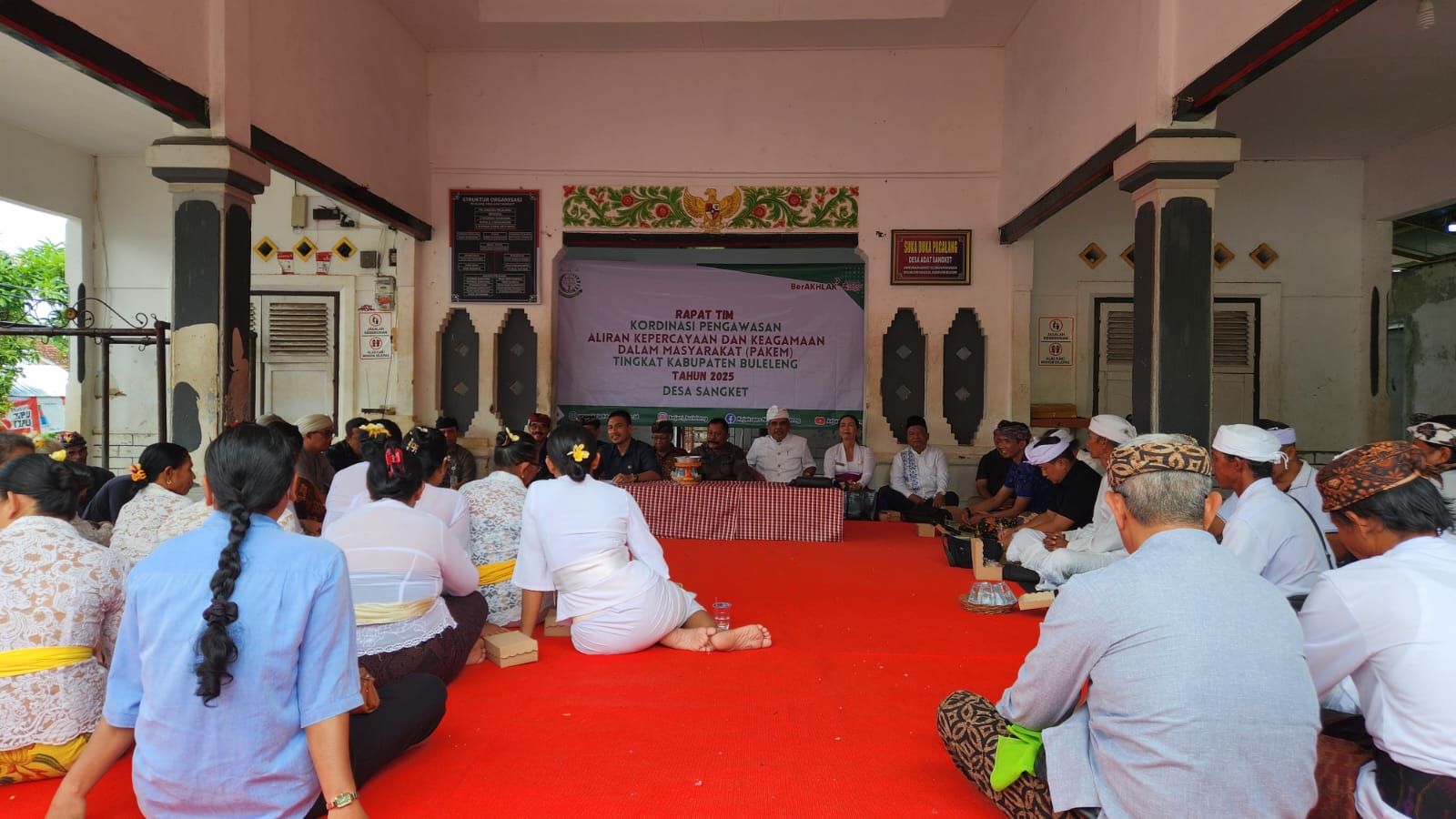 SOSIALISASI: Tim PAKEM Buleleng saat melakukan sosialisasi tugas dan fungsi tim pakem.