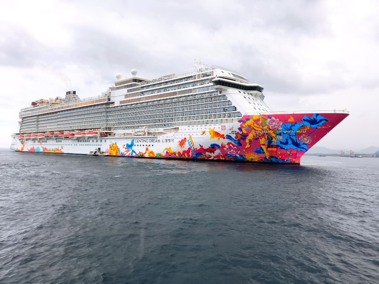 JUMBO: Kapal Pesiar Genting Dream saat berlabuh di Pelabuhan Celukan Bawang pada Rabu (3/12/2025).