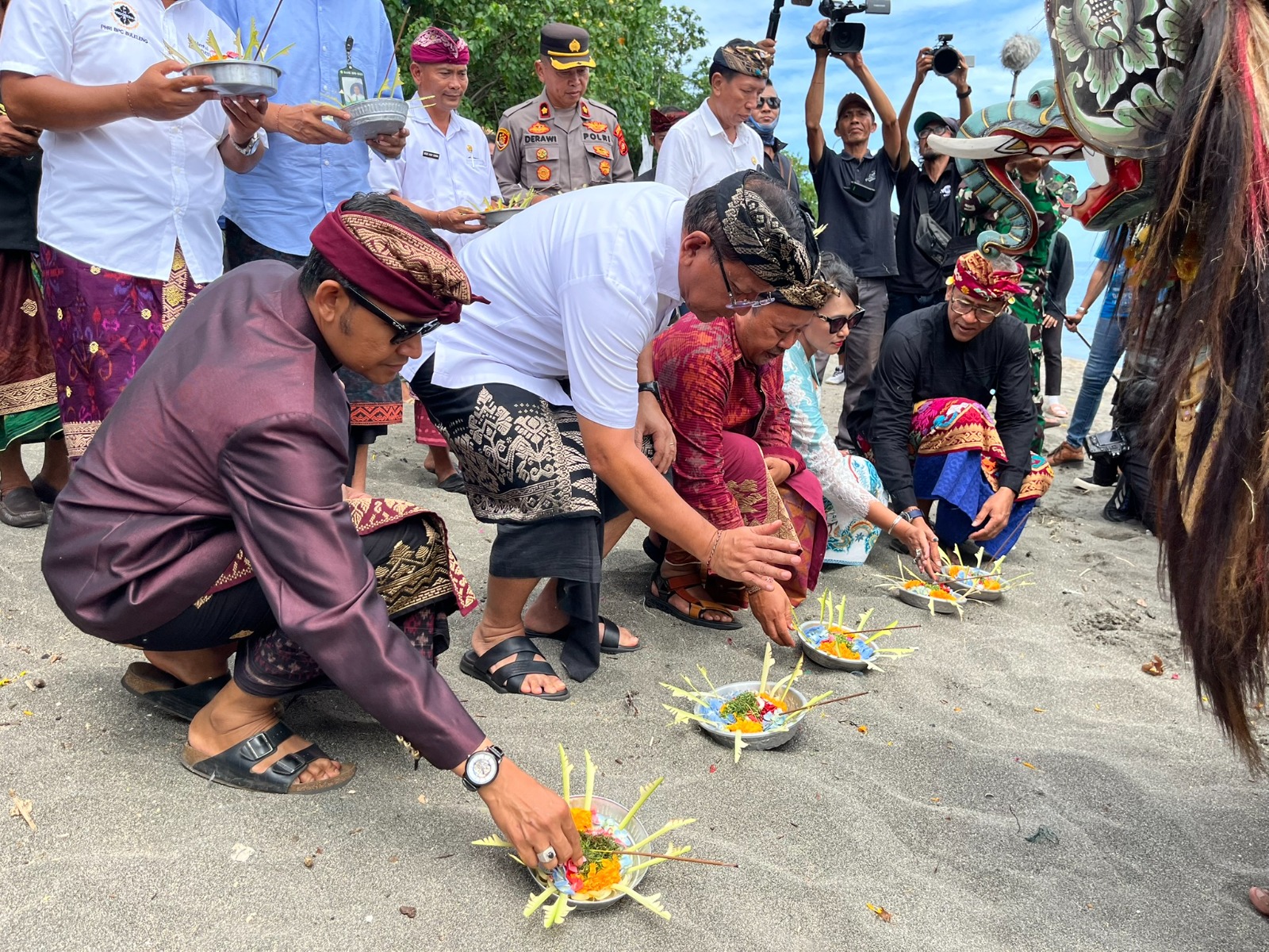 BUKA FESTIVAL: Bupati Buleleng, I Nyoman Sutjidra (dua dari kiri) membuka Pemuteran Bay Festival.