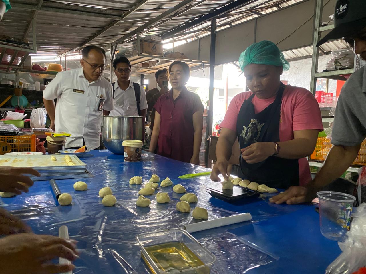 SUPLAI DAPUR MBG: Suasana di UMKM Rumah Roti yang menyuplai 10 ribu roti per minggu untuk dapur MBG.