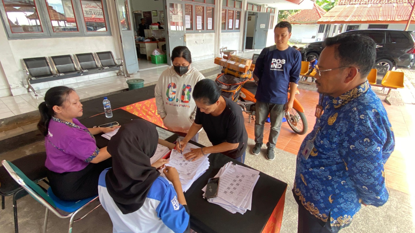 SALURKAN BANTUAN: Suasana penyaluran bantuan kepada warga di Kantor Pos Singaraja.