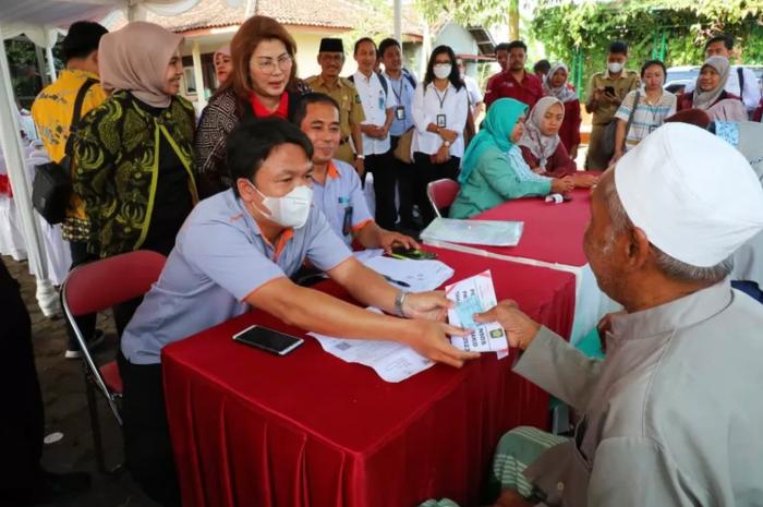 Ilustrasi Proses Penyerahan Bansos.
