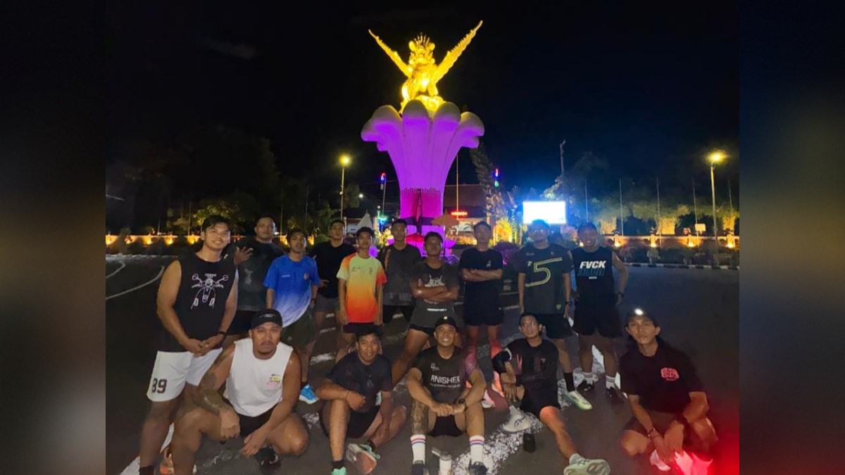 AYO LARI: Kegiatan Night Run yang dilakukan oleh pemuda-pemuda Buleleng dari berbagai komunitas dan kalangan. Ini dilakukan untuk menjadikan gaya hidup sehat, sekaligus mengurangi kegiatan negatif.