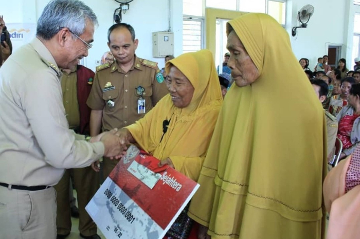Ilustrasi Penyerahan KKS kepada KPM.