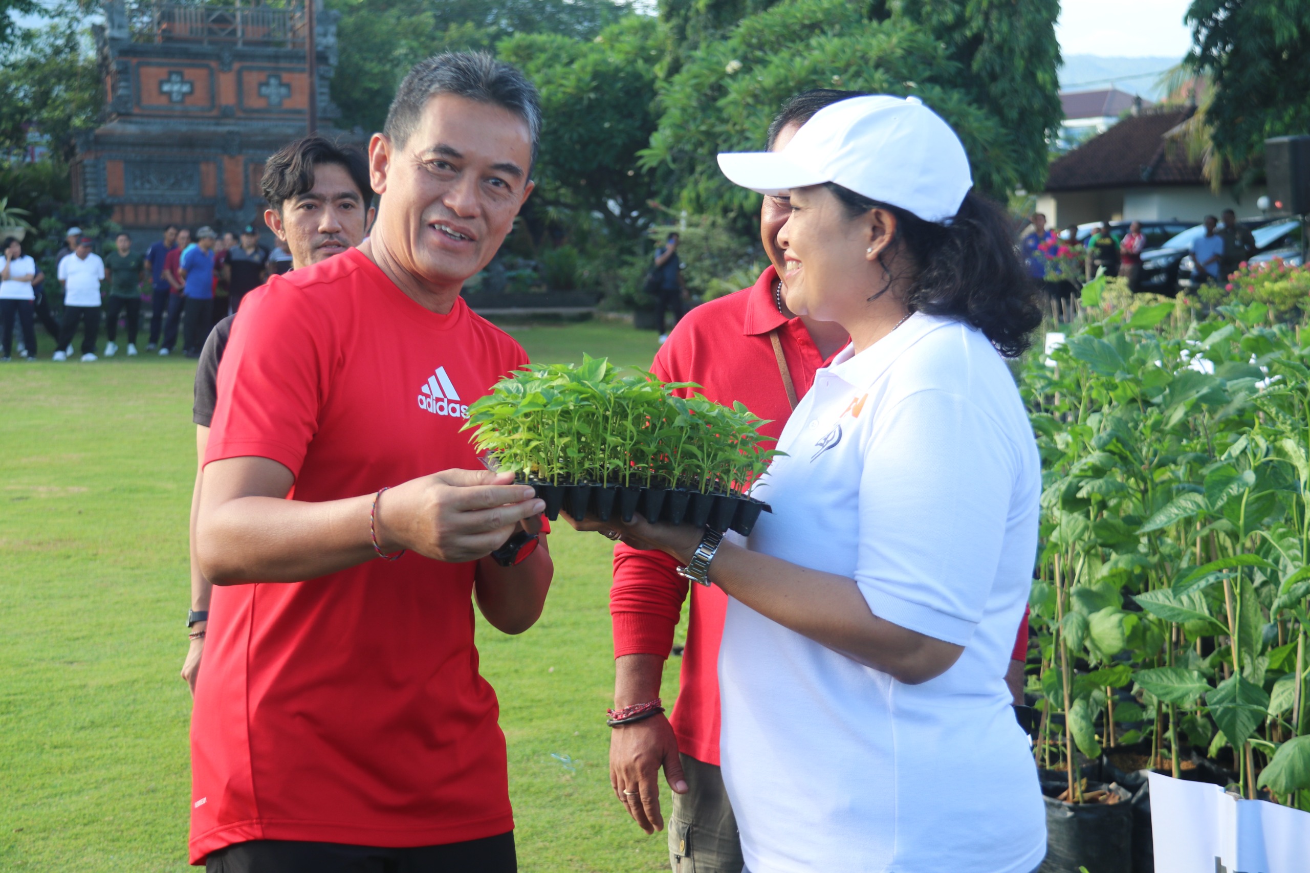 BERIKAN BIBIT CABAI: Wakil Bupati Buleleng, Gede Supriatna (kiri) membagikan bibit cabai kepada ASN di Pemkab Buleleng.