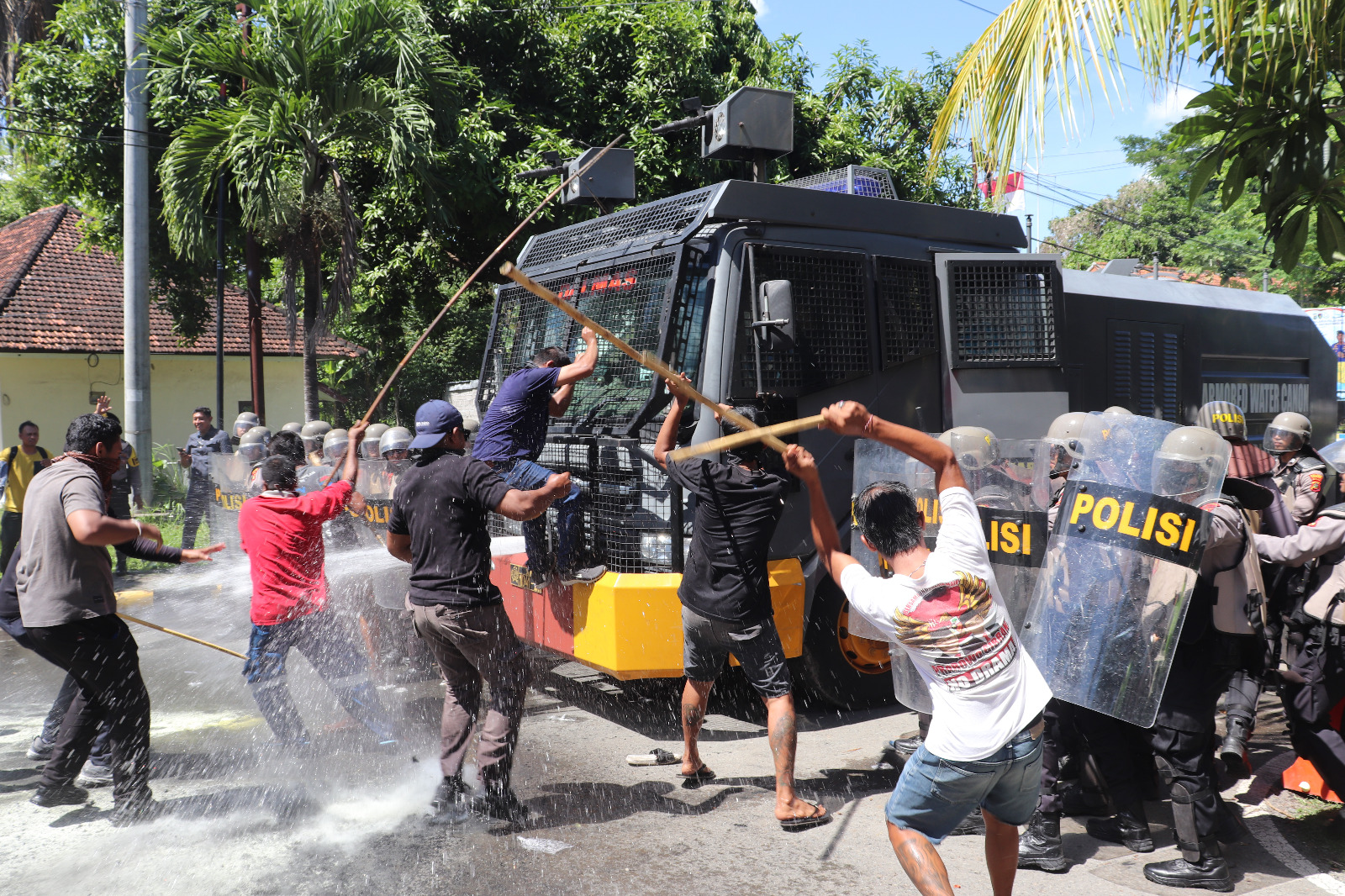 SIMULASI: Suasana simulasi kericuhan di Pelabuhan Celukan Bawang.