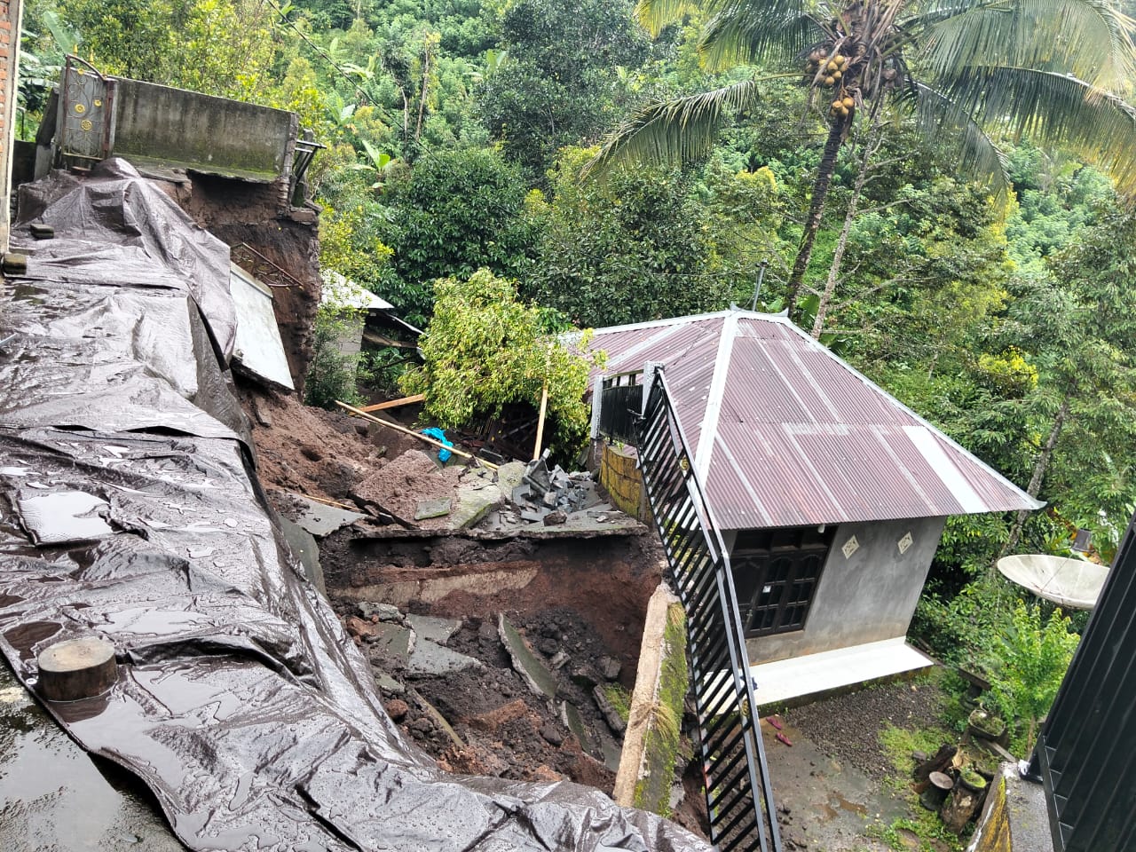 LONGSOR: Senderan rumah di Desa Sekumpul, Kabupaten Buleleng, ambruk tergerus longsor.