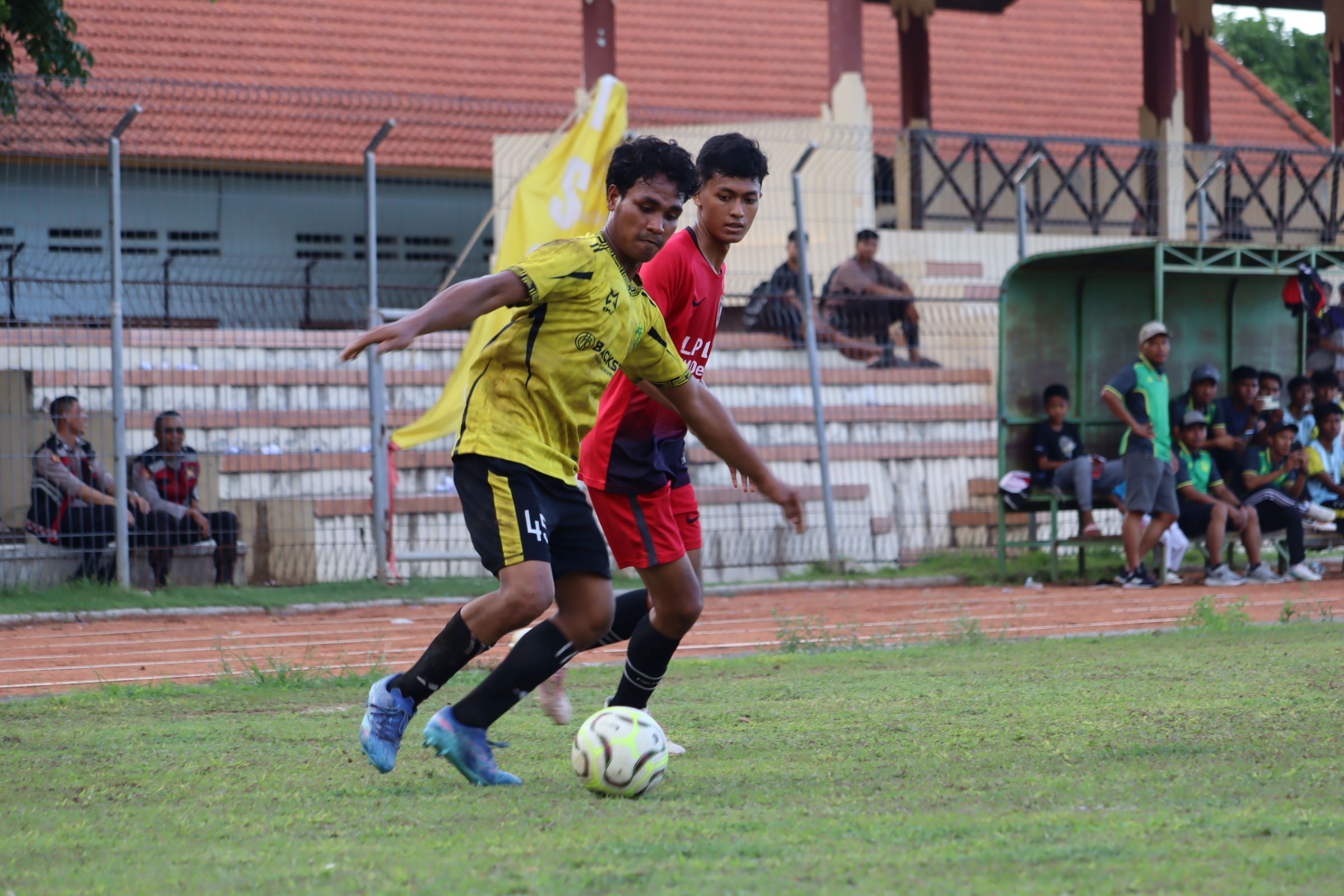 DOMINAN: Pemain Putra Fajar Patas (kuning) dibayangi pemain Fortuna FC Sulanyah (merah) dalam kompetisi Liga PSSI Buleleng, Sabtu (6/12/2025).