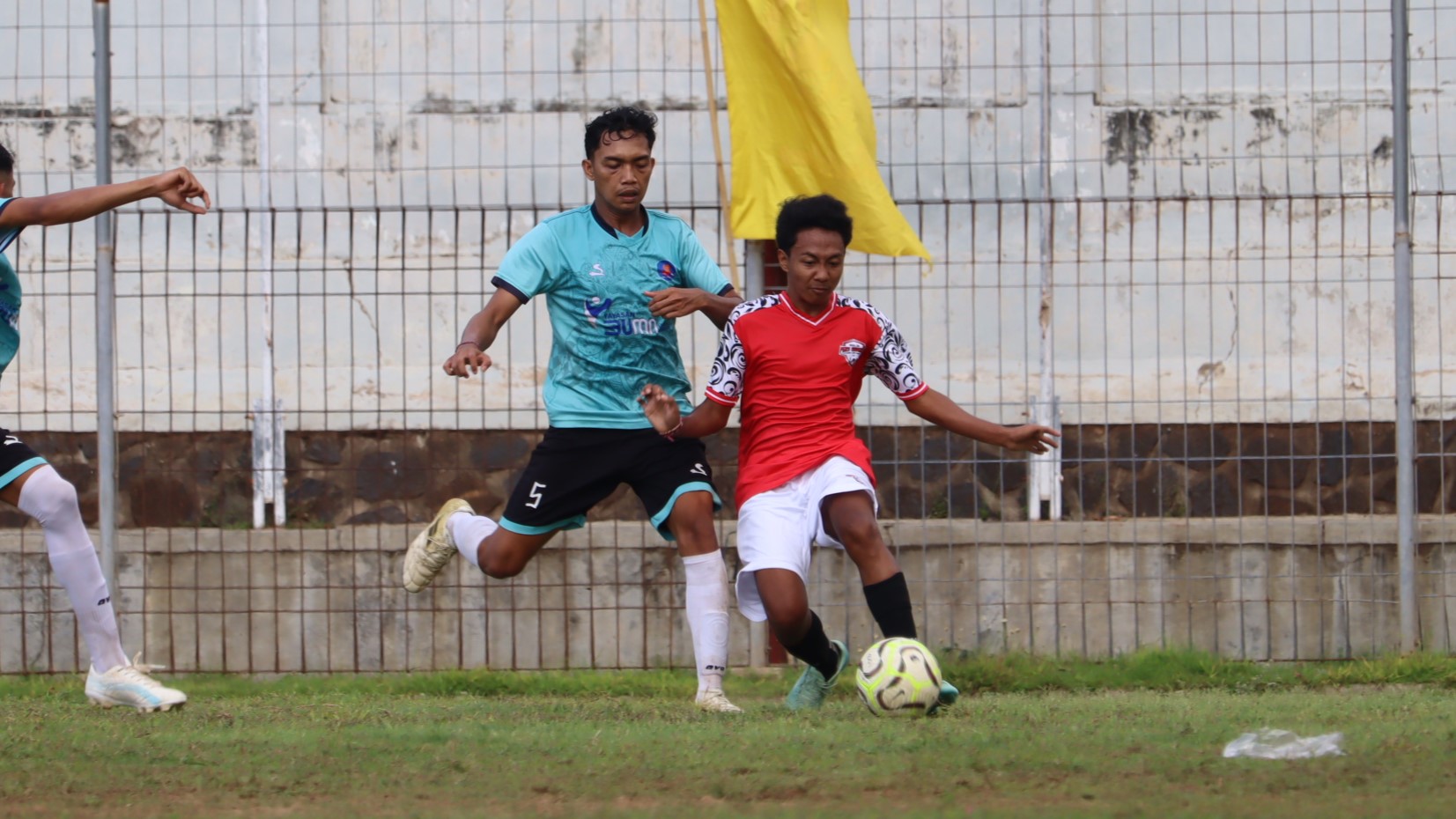 MENANG BESAR: Pemain Singa Anturan (hijau) membayangi pemain PERS Sangsit dalam kompetisi PSSI Buleleng di Stadion Mayor Metra Singaraja, Sabtu (6/12/2025).