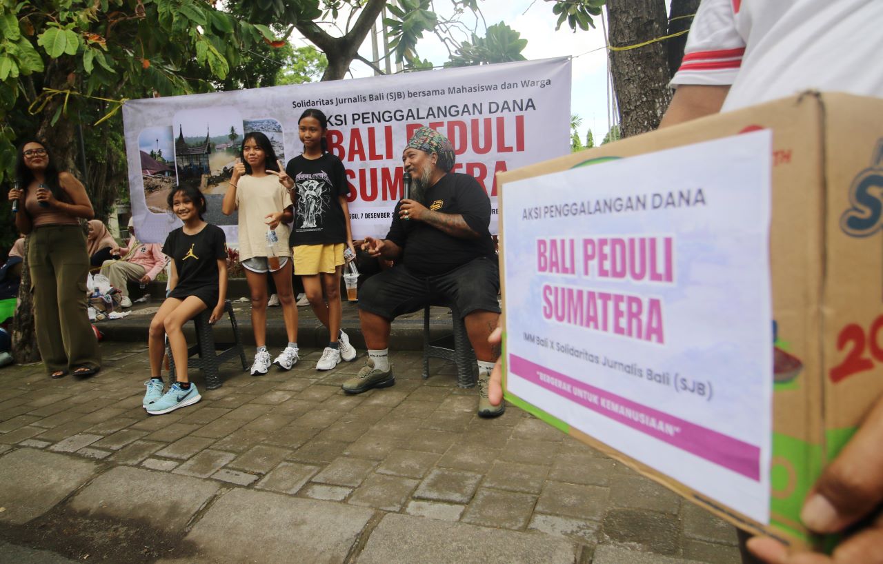 GALANG DANA: Musisi Joni Agung, mahasiswa, dan jurnalis menggalang donasi untuk korban banjir dan longsor di Sumatera.