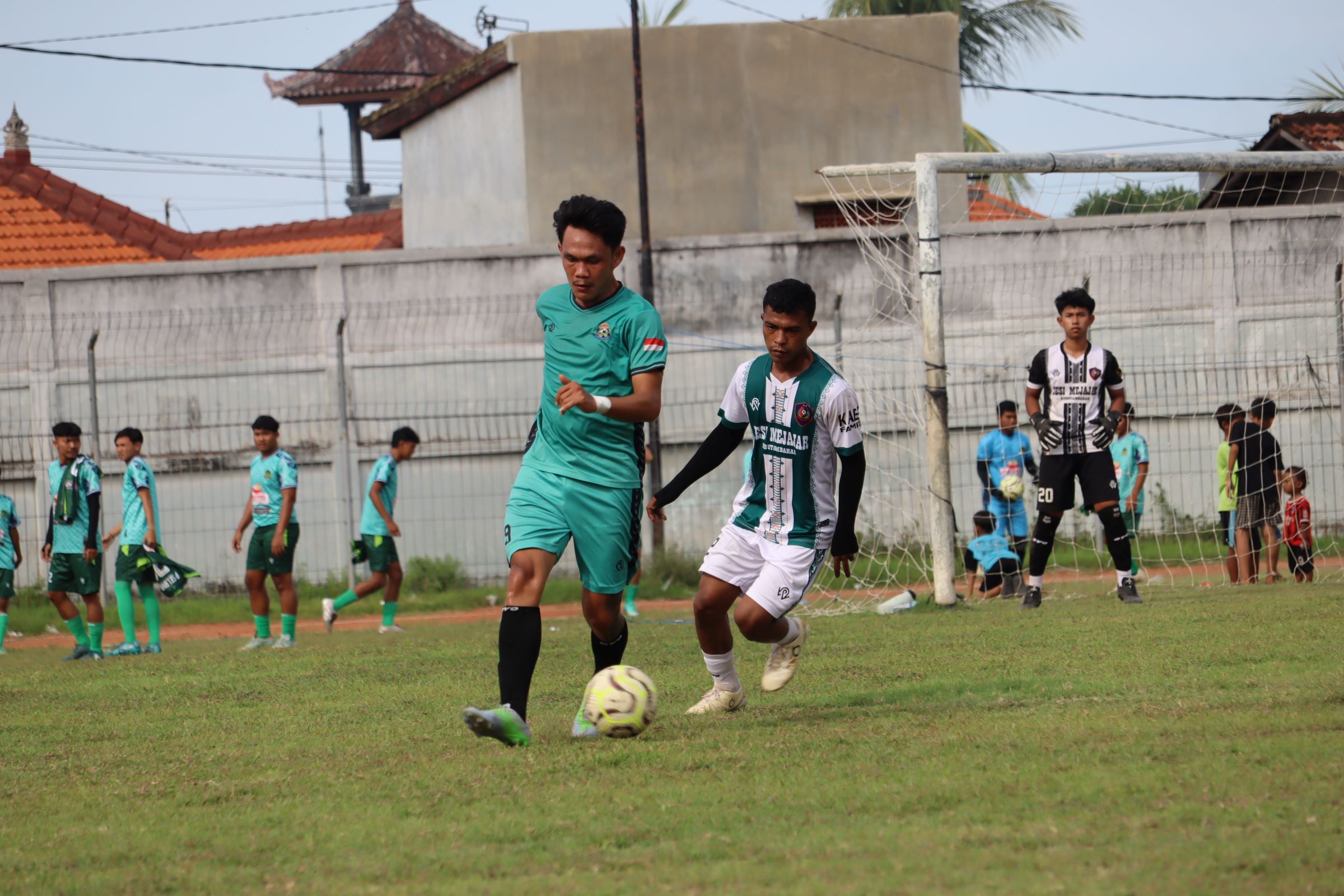 TOP SKOR: Striker Putra Devata Pakisan, Indrawan (hijau) kini menjadi top skor sementara pada Liga 1 PSSI Buleleng.