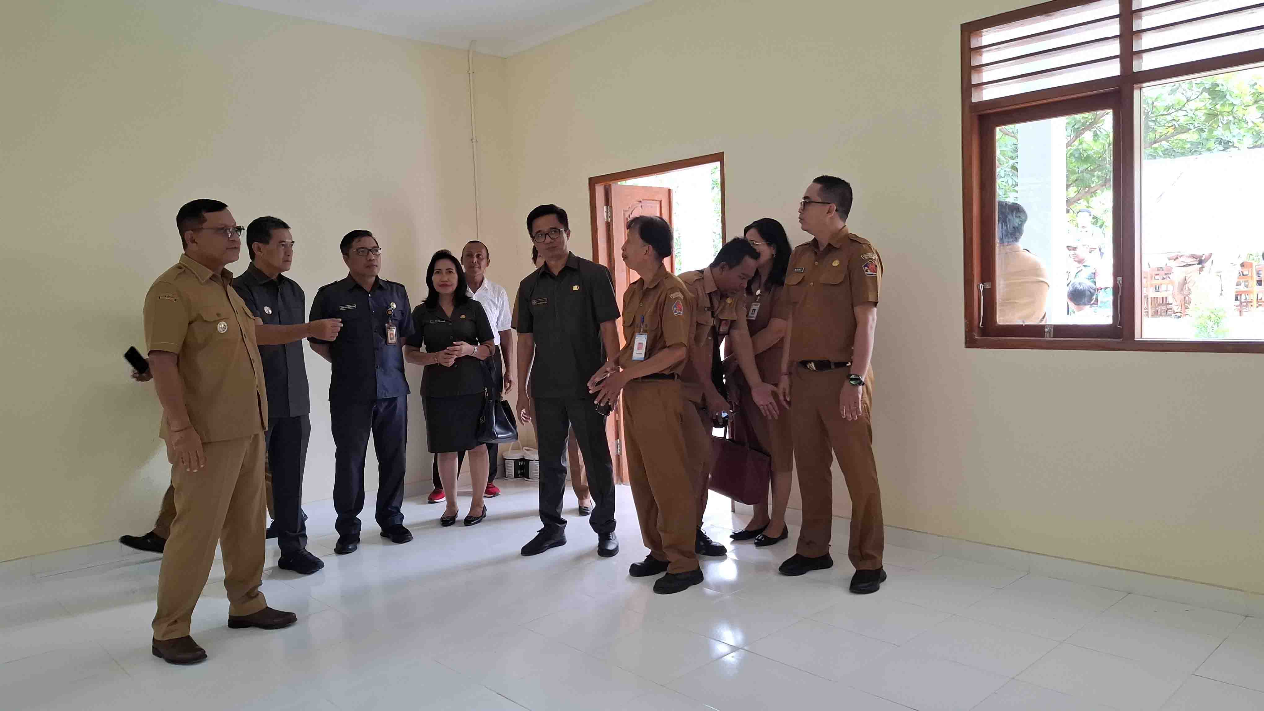 CEK SEKOLAH: Bupati Buleleng, I Nyoman Sutjidra (paling kiri) saat melakukan kunjungan ke SMPN 6 Tejakula di Desa Les, Kecamatan Tejakula.