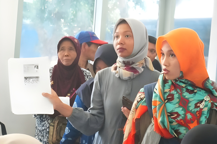 Ilustrasi antrean peserta penerima bantuan sosial.