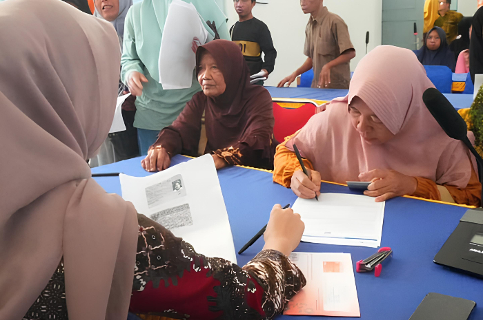Ilustrasi pemberian bantuan sosial.