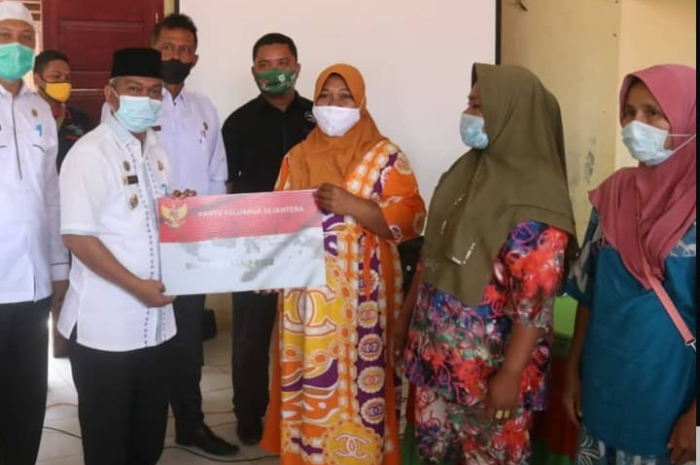 Ilustrasi Pemberian KKS kepada peserta KPM