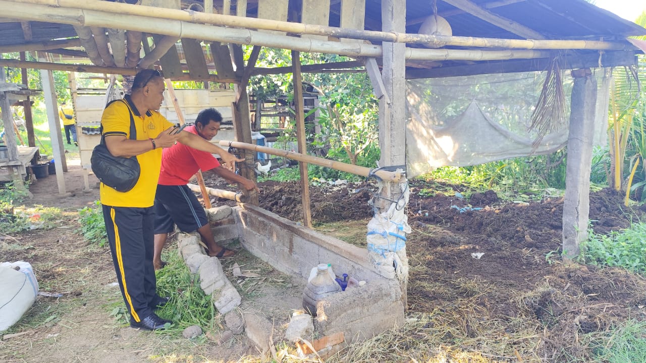 HILANG: Polisi mendatangi TKP sapi betina yang hilang di Desa Bubunan, Buleleng.